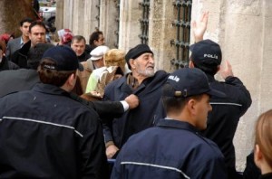 camiye alinmayan yasli adamdan basbakan a padisah misin 515655 Fasulyeden