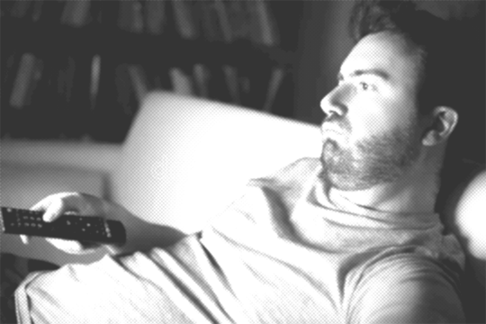 lazy man watching tv Fasulyeden