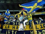 YOKOHAMA, JAPAN - DECEMBER 14:  Boca Juniors fans enjoy the atmosphere during the European-South American Cup club soccer championship match between Boca Juniors and AC Milan at the Yokohama International stadium December 14, 2003 in Yokohama, Japan. (Photo by Koichi Kamoshida/Getty Images) Fasulyeden